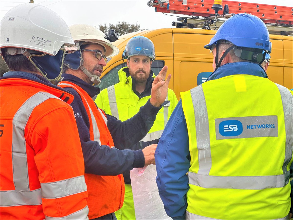 #TempêteCiaran

6️⃣0️⃣ électriciens irlandais ont rejoint la <a href="/regionbretagne/">Région Bretagne</a> pour prêter main forte aux techniciens <a href="/enedis/">Enedis</a> à Plusquellec (22).

👉 Une #solidarité et un lien fort tissés avec <a href="/ESBNetworks/">ESB Networks</a> lors de la tempête Ophélia de 2017 avec, depuis, des échanges réguliers.