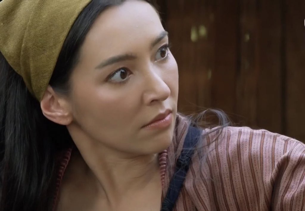 เบลล่าเก็บรายละเอียดเก่งมาก ต่อให้กลับชาติมาเกิดก็รู้เลยว่าเนี่ยคือสันดานแท้ ๆ ของการะเกด กูก็ลูกพญานาหมื่นไม่ยอมใคร อะไรที่เป็นของนางจะไม่ยอมยกให้ใครและมีคนเดียวที่ขุดสันดานแท้ ๆ ของการะเกดได้คือแม่กลิ่นสินะ #พรหมลิขิตep9