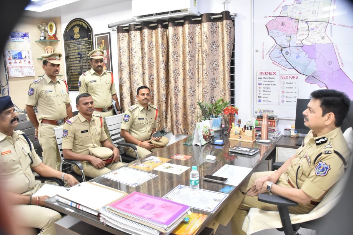MalkajgiriCop's tweet photo. #CP_Rachakonda Sri #DS_Chauhan_IPS visited @Vanasthaliprmps and @HayathnagarPS and inspected the election arrangements. #CP said that all necessary #security arrangements are being made for the smooth conduct of the #Election2023. https://t.co/2WjuAjY8tG