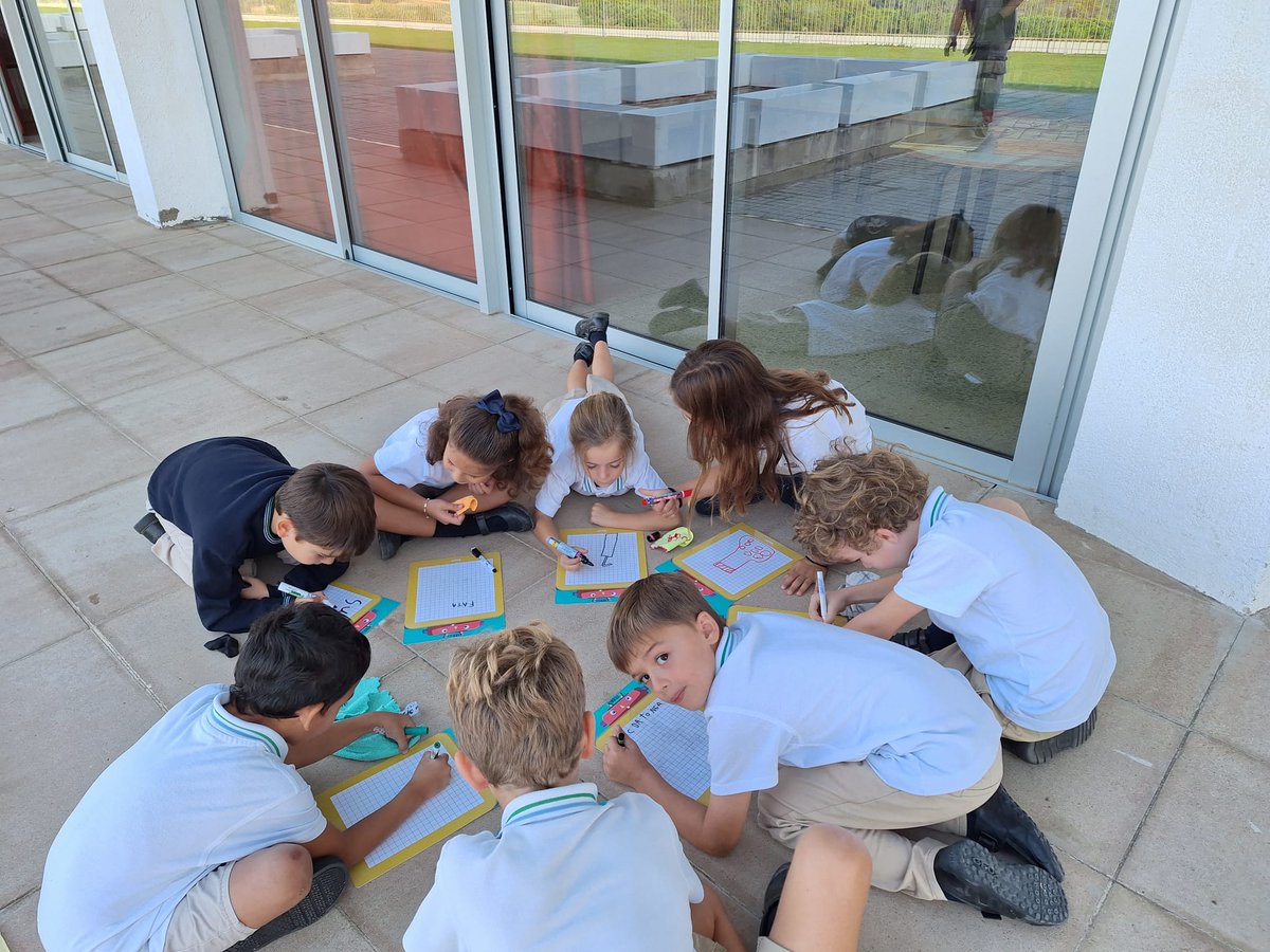 pmariasantcugat's tweet photo. En petit grup preparem una festa. Construïm amb la nostra pissarra gràfiques de barres per tal de poder saber quins aliments, quines begudes i quins jocs són els que més agraden a la classe. Així quan hem de resoldre preguntes amb una gràfica ens és més fàcil. #santcugat #iiin https://t.co/EayuNyq7cN