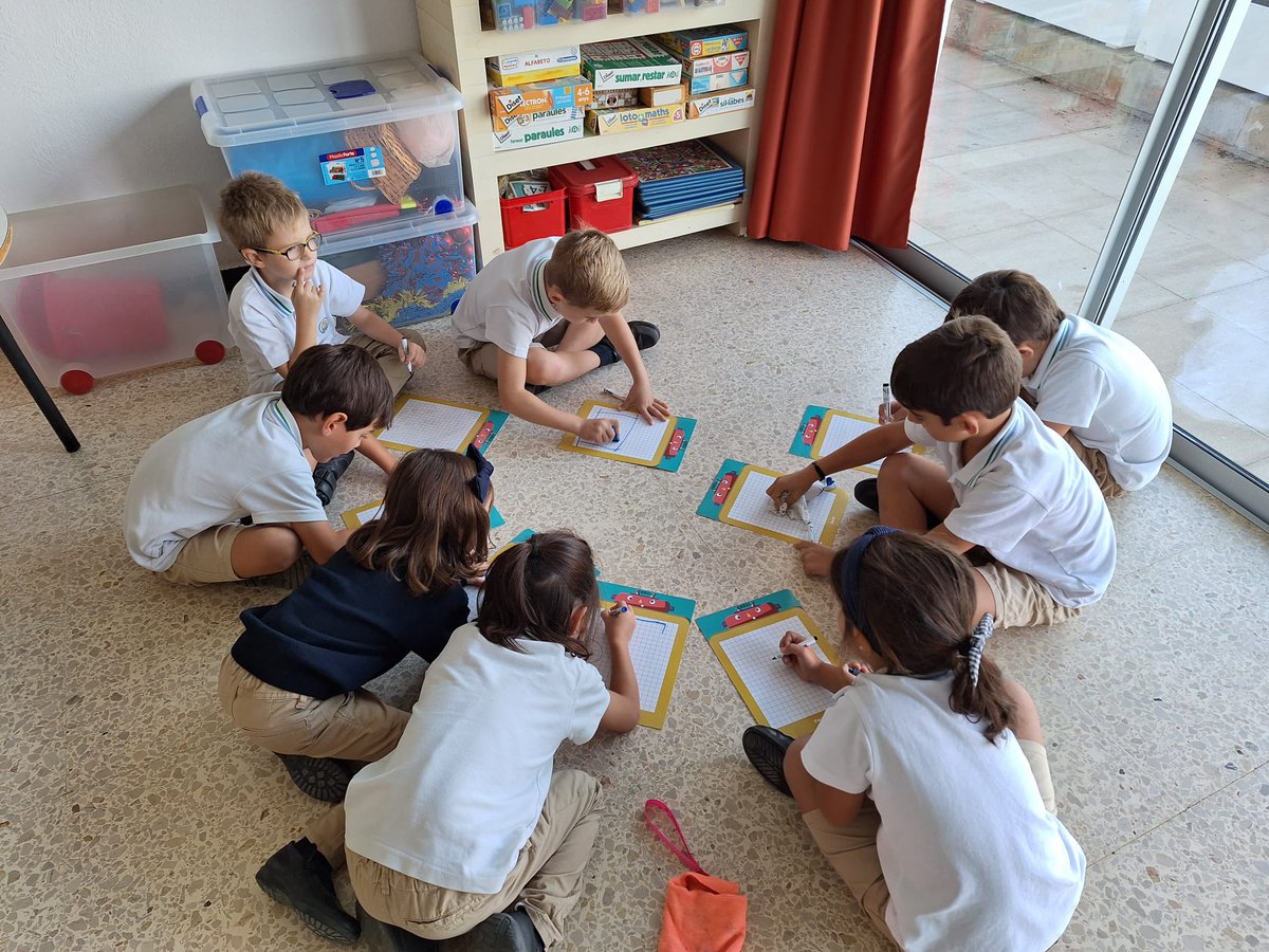 pmariasantcugat's tweet photo. En petit grup preparem una festa. Construïm amb la nostra pissarra gràfiques de barres per tal de poder saber quins aliments, quines begudes i quins jocs són els que més agraden a la classe. Així quan hem de resoldre preguntes amb una gràfica ens és més fàcil. #santcugat #iiin https://t.co/EayuNyq7cN
