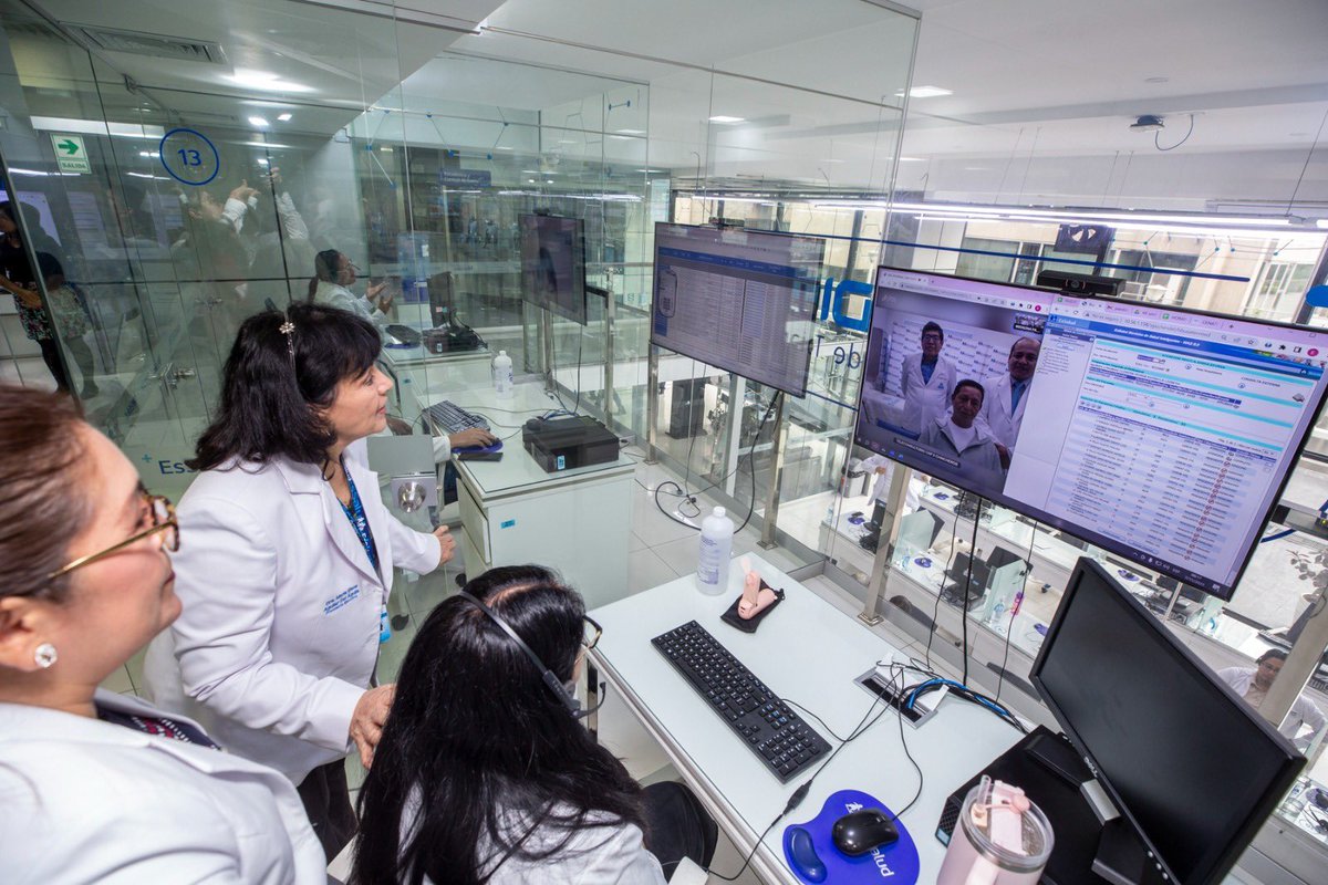 EsSaludPeru's tweet photo. 📢 La presidenta ejecutiva de #EsSalud, Dra. María Elena Aguilar Del Águila, inauguró dos teleconsultorios de la Red Asistencial #Apurímac desde el Centro Nacional de Telemedicina de EsSalud (#Cenate). 🏥🧑🏽‍💻 https://t.co/vaDmSErV3d