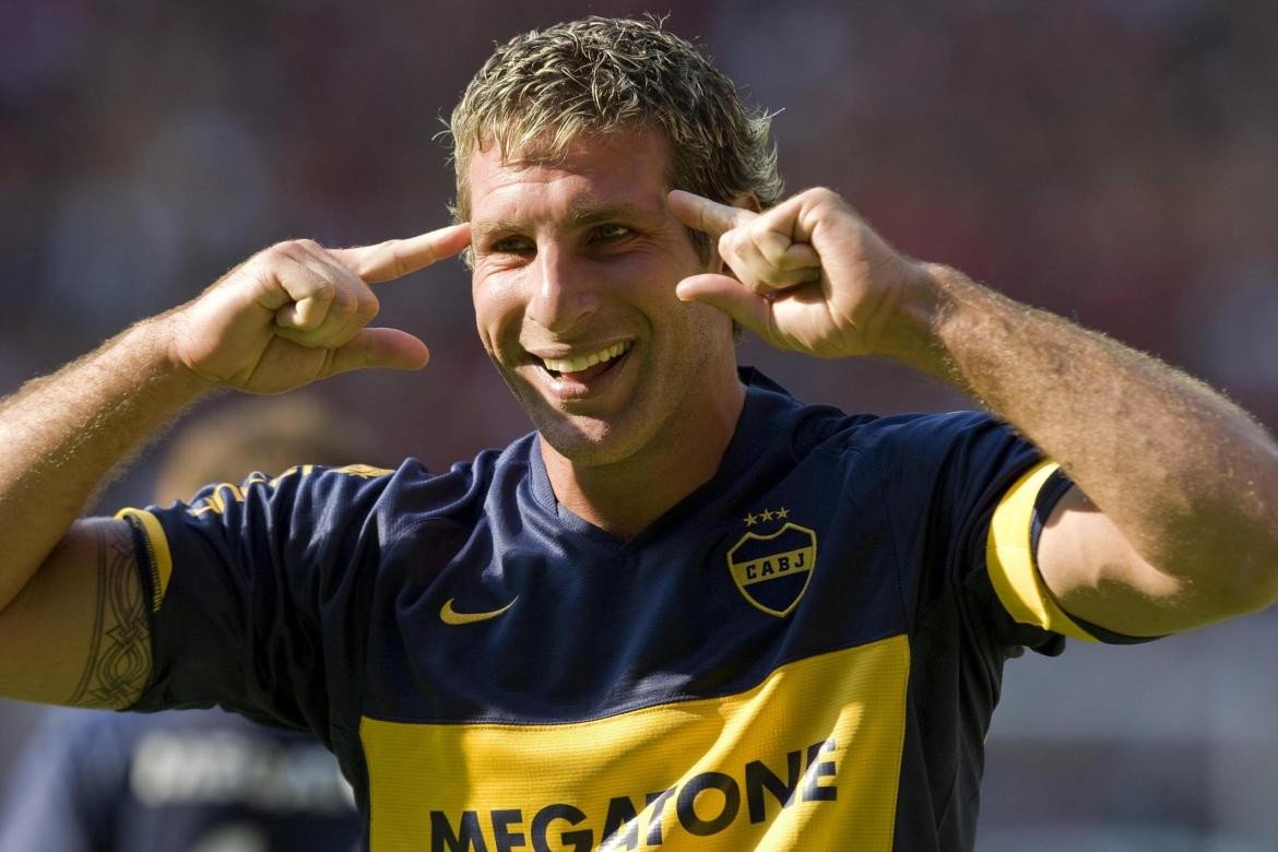 VSportsTM's tweet photo. Martín Palermo cumple 50 años. Fue un optimista, pero también un titán del gol. Su historia como futbolista tiene decenas de capítulos inolvidables. Las páginas doradas de Boca 🟦🟨🟦 lo colocan como protagonista. Sale un repaso con sus momentos más icónicos. ABRIMOS HILO. 👇 https://t.co/4bI93OpASB