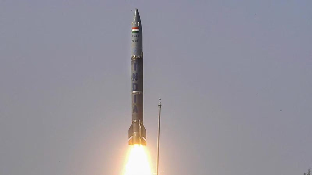 🚀🇮🇳 #India's Pralay SRBM soars to success from Abdul Kalam Island! 🏝️

🔬 Developed by #DRDO, the missile hits the mark! 🎯
🕘 Precise launch at 9.50 am 🚀
🌊 Coastal trajectory monitored closely 📡
🇮🇳 India's defense capabilities on the rise! 💪#MissileTest #DefenceTech