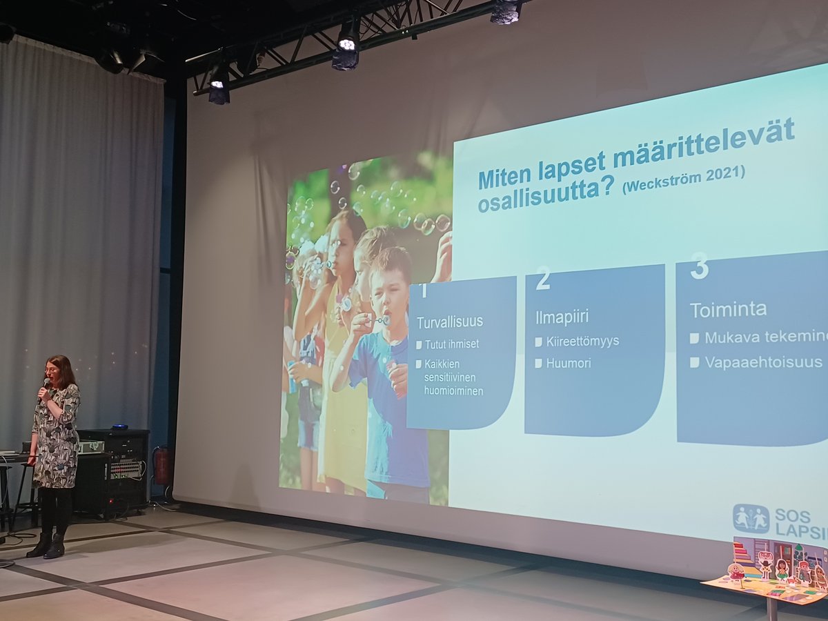 <a href="/SatuliKukkonen/">Tarja Satuli-Kukkonen</a> <a href="/mll/">emururu</a> Aikuisen leikkivä mieli on tärkeä lapsen osallisuuden mahdollistaja. Lapset kertovat, että ilmapiiri, johon kuuluu aikuisten kanssa kiireetöntä jaettua iloa, lisäävät osallisuuden kokemusta, kertoo <a href="/elina_weckstrom/">Elina Weckström</a> @SOSLapsikyla omasta tutkimuksestaan.
#LeikkiYhteisenäKielenä