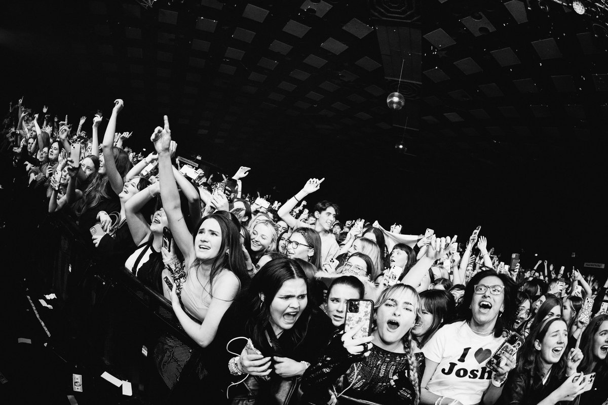 We always love playing in Glasgow, but last night was something else. Round 2 tonight Barrowlands 📸 @lewsvans