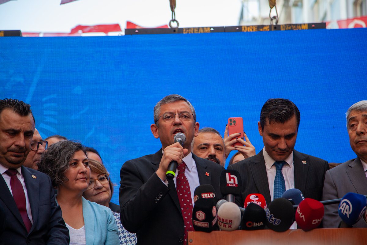 Kurultayımızdan sonra ilk olarak memleketim Manisa'da hepimizin baba evi olan İl Başkanlığımızı ziyaret ettim.

Tüm sürece katkı koyan İl Başkanımıza, ilçe başkanlarımıza, belediye başkanlarımıza, milletvekillerimize, örgütümüze bu coşkulu karşılama için teşekkür ediyorum.