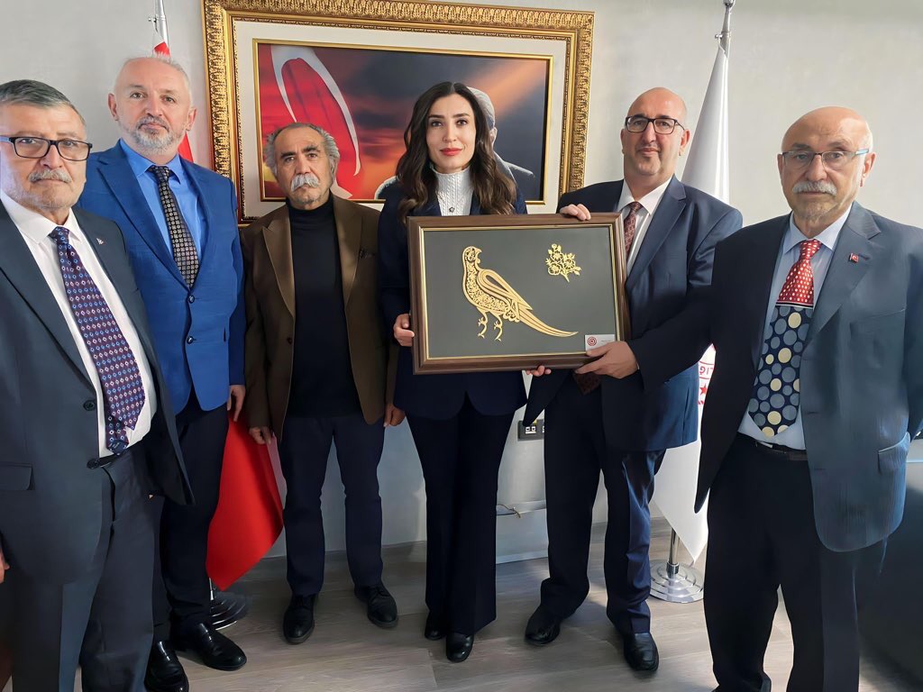 oesmaersin's tweet photo. Alevi Ocakları Federasyonu yöneticilerimize nazik ziyaretleri için teşekkür ederim. Değerli canlarla geleceğe dair yapacağımız çalışmalar ve fikirleri değerlendirdik. https://t.co/srtdLYdU5O