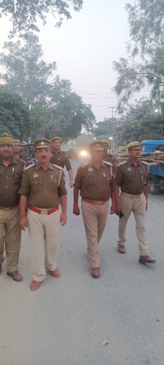 mirzapurpolice's tweet photo. #SP_Mirzapur #अभिनन्दन के निर्देशन में #CO_Operation व #सर्किल_ऑपरेशन के थानो द्वारा आगामी त्यौहारो को सकुशल सम्पन्न कराने, शांति एवं कानून व्यवस्था को अक्षुण्ण बनाये रखने के दृष्टिगत क्षेत्र में पैदल गश्त/वाहन चेकिंग कर आमजन को कराया गया सुरक्षा का एहसास।
#UPPolice #Mirzapur https://t.co/8RqqeuwnKS