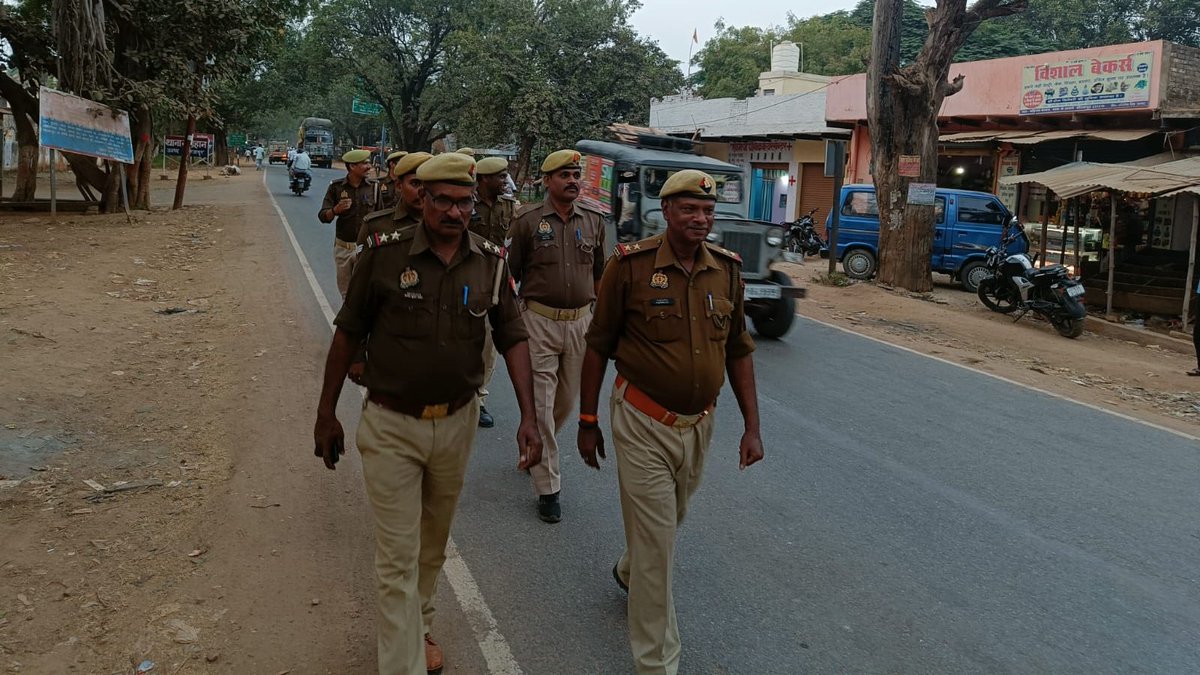 mirzapurpolice's tweet photo. #SP_Mirzapur #अभिनन्दन के निर्देशन में #CO_Operation व #सर्किल_ऑपरेशन के थानो द्वारा आगामी त्यौहारो को सकुशल सम्पन्न कराने, शांति एवं कानून व्यवस्था को अक्षुण्ण बनाये रखने के दृष्टिगत क्षेत्र में पैदल गश्त/वाहन चेकिंग कर आमजन को कराया गया सुरक्षा का एहसास।
#UPPolice #Mirzapur https://t.co/8RqqeuwnKS