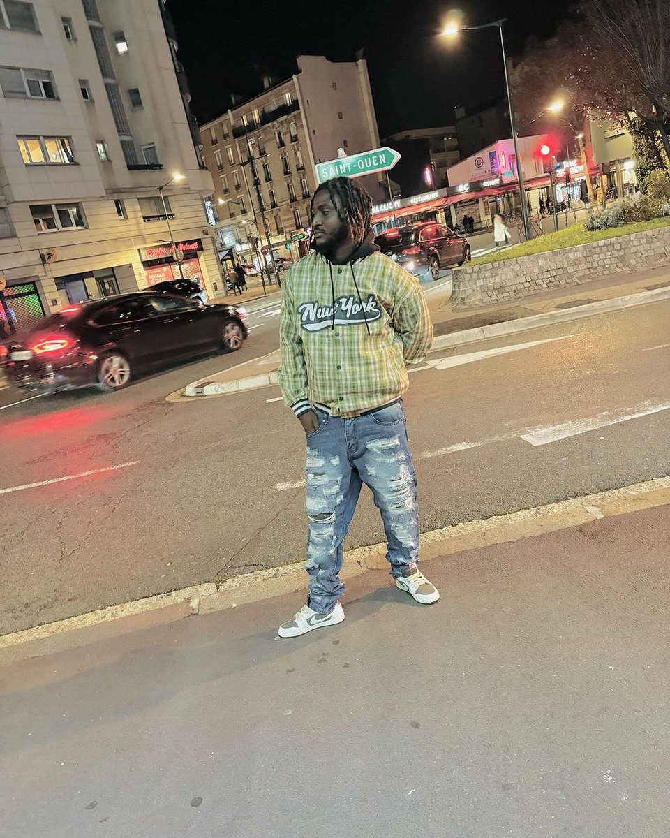 tracecongo's tweet photo. Un mot pour l'artiste Fellow Dryf 😍 ?
P.S. Bo respecter ba yuma ☺️
Rappelons qu’il est en ce moment à Paris avec la troupe #FVicteam pour le concert de @fallyIpupa de ce 25 novembre 2023 🔥
#PremierSurLesHits #TraceCongo #WeAreCongoleseMusic #Fellow https://t.co/eoVkda6WBH