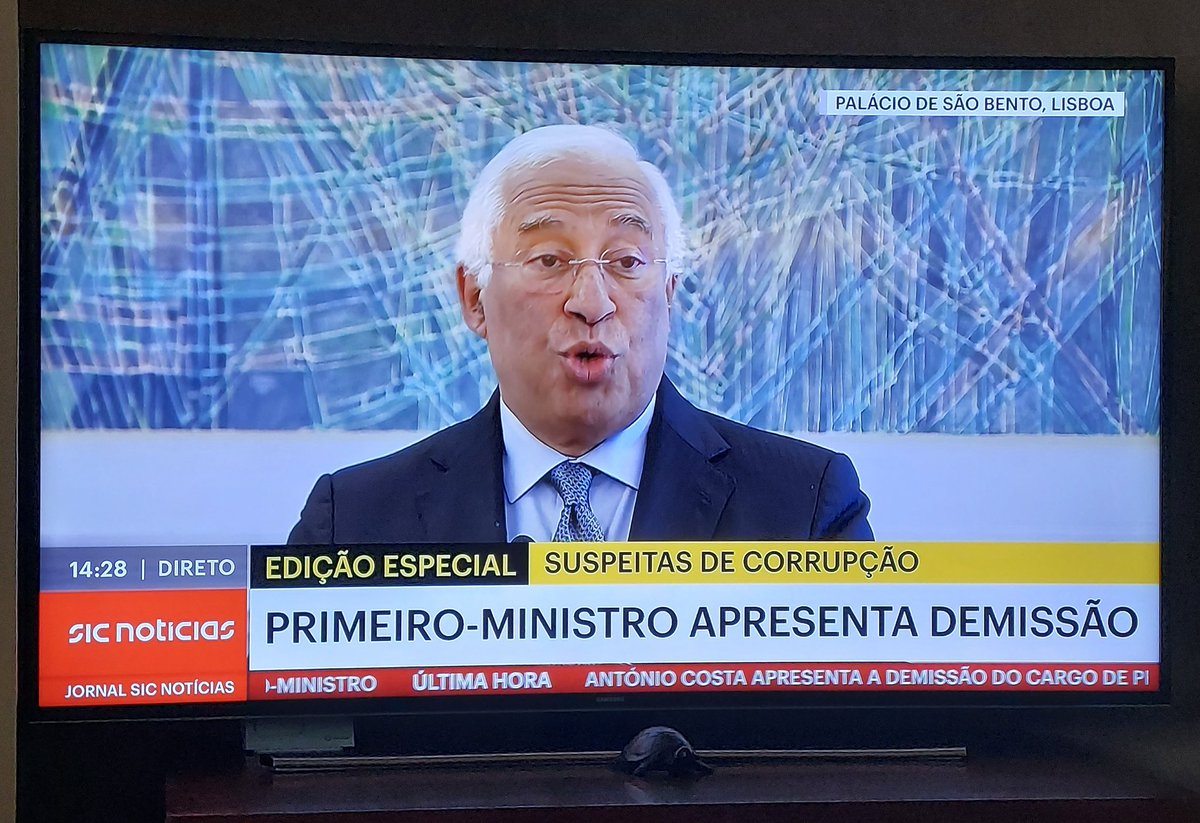 Enterrou o país.

8 anos de uma governação miserável.

Desaparece e não voltes, Costa! 👋🏻