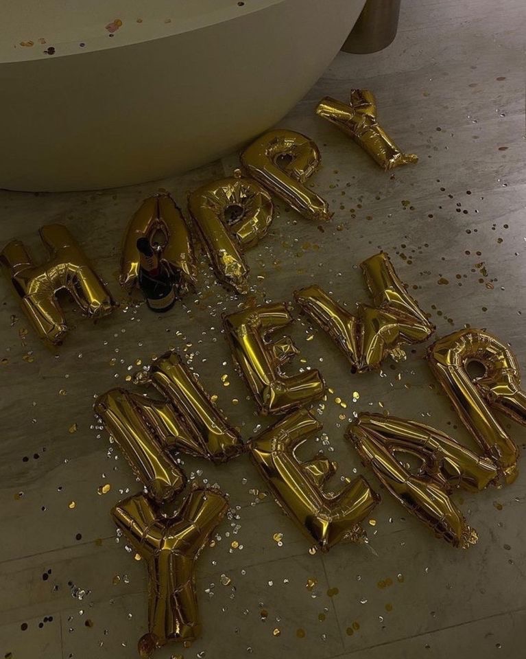 modernlilithh's tweet photo. happy new year!! ✨ https://t.co/PBocQpIB1r