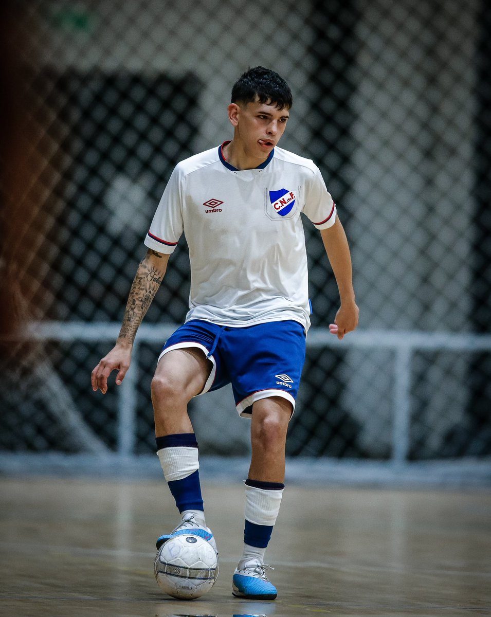 #Sub20 | Playoffs 🔛 | Rodrigo Rocha tiene futuro. El juvenil tricolor se convirtió en pieza clave para el funcionamiento de #Nacional. Líbero, ala, marcador, goleador. Potencial que se observa cada fin de semana. Quinteto titular. 🔵⚪🔴
.
📝 depuntin.com.uy/nacional-clasi…