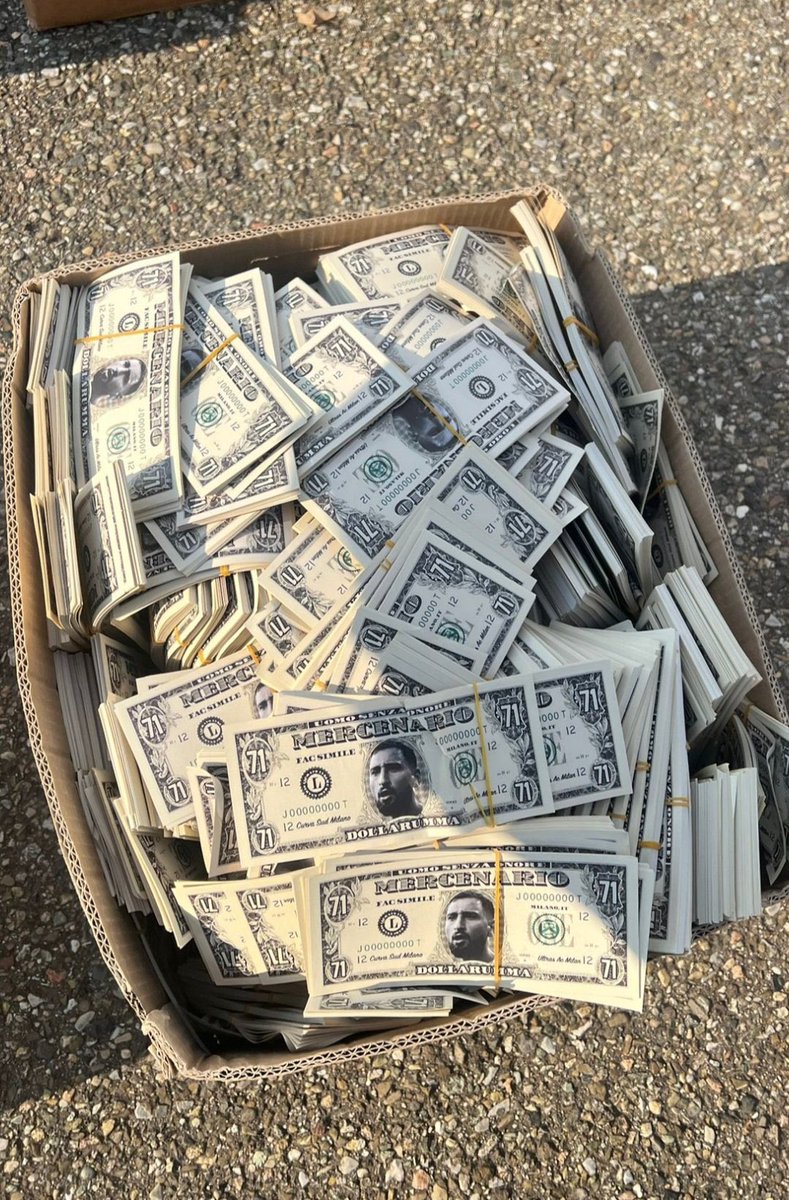 ActuFoot_'s tweet image. 🚨 Les supporters de l’AC Milan sont prêts à accueillir Gianluigi Donnarumma. 😳💵

📸 @AntoVitiello