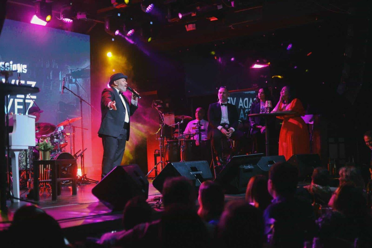 El pasado viernes por más de dos horas, entre historias, #boleros, #jazz y la unión de #artistas dominicanos, #AmargueSessions incluyó 26 canciones, con solos y #duetos que se robaron los aplausos del público presente #Laorejamedia #Balada #MusicaRomantica #PasiónPorLaMúsica 🔥