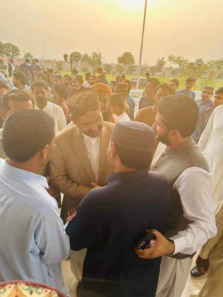 SaddamH76264314's tweet photo. Honourable Feroze Jamali president PPP District Naushahro Feroze met with Sardar Ali gohar khan mahar at Gohar Plus Khangargh Ghotki.
@BBhuttoZardari
@FerozeJamali
#InshAllahNA206CandidateFerozeJamali #NA206 #PppDigitalNaushahroFeroze #SmtPppDisttNf #PresidentPppDisttNf https://t.co/mymqaqz0yp