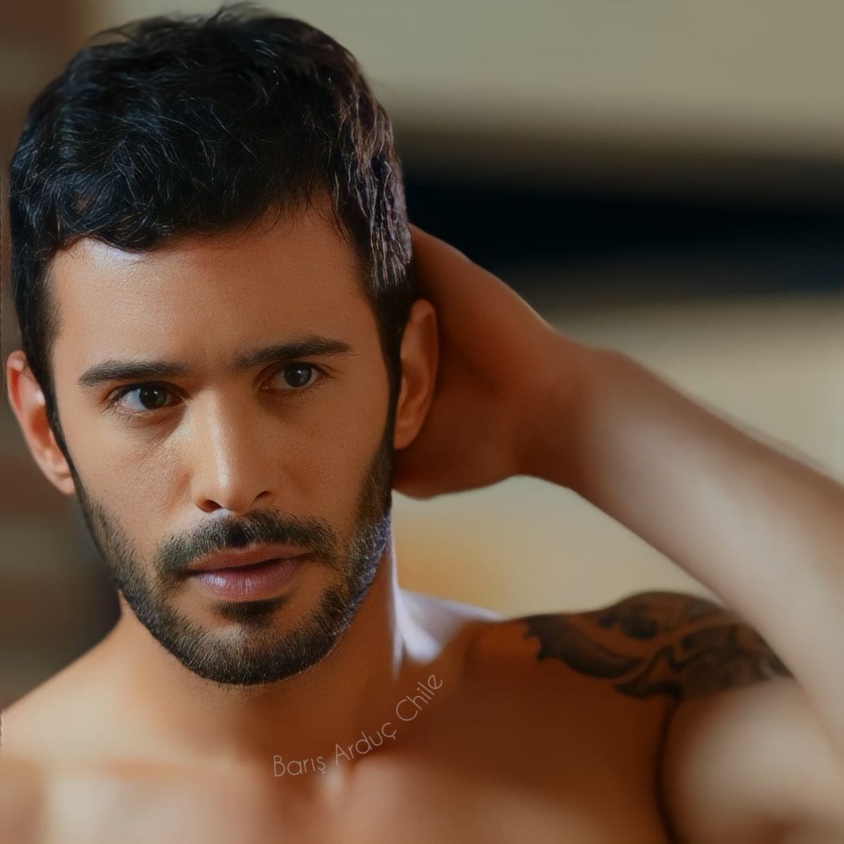 Günaydın!🌞 Mutlu Salı! 
Hoy es día de Ömer İplikçi! Monumento de la creación 🤤🔥🔥🔥 
No se lo pueden perder! 
Esta noche 19:30 hora de Chile! 🇨🇱
Por : <a href="/TVN/">TVN</a> 
Para ver el capítulo online,  da click aquí 👇
tvn.cl/en-vivo

<a href="/baris_arduc/">Barış Arduç</a>
#AmorEnJuegoEnTVN 
#BarışArduç