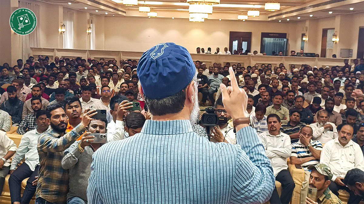 Glimpses of group meeting from Charminar assembly constituency.

#AIMIM #AsaduddinOwaisi #CharminarConstituency #electionprogram #VoteForKite #VoteForRight #Telanganaelection2023 #AssemblyElections2023 #latetspicture #Hyderabad #Telangana #india