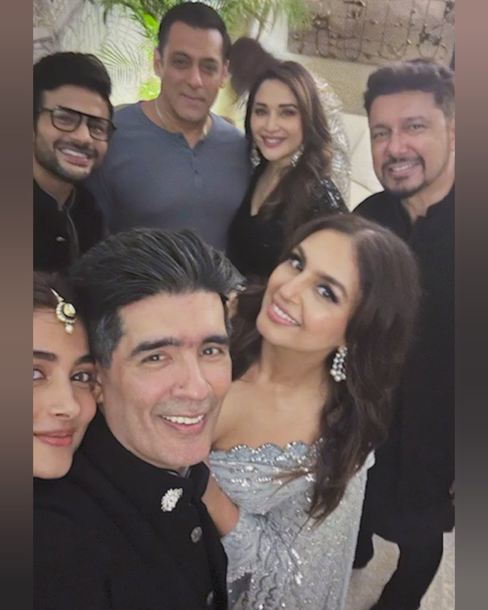 CDramaUpdates's tweet photo. #MadhuriDixit poses with #SalmanKhan at #ManishMalhotra's Diwali party. 💜

#HumaQureshi #SaraAliKhan #VarunDhawan #KritiSanon #PoojaHegde https://t.co/xXz3p6L8kN
