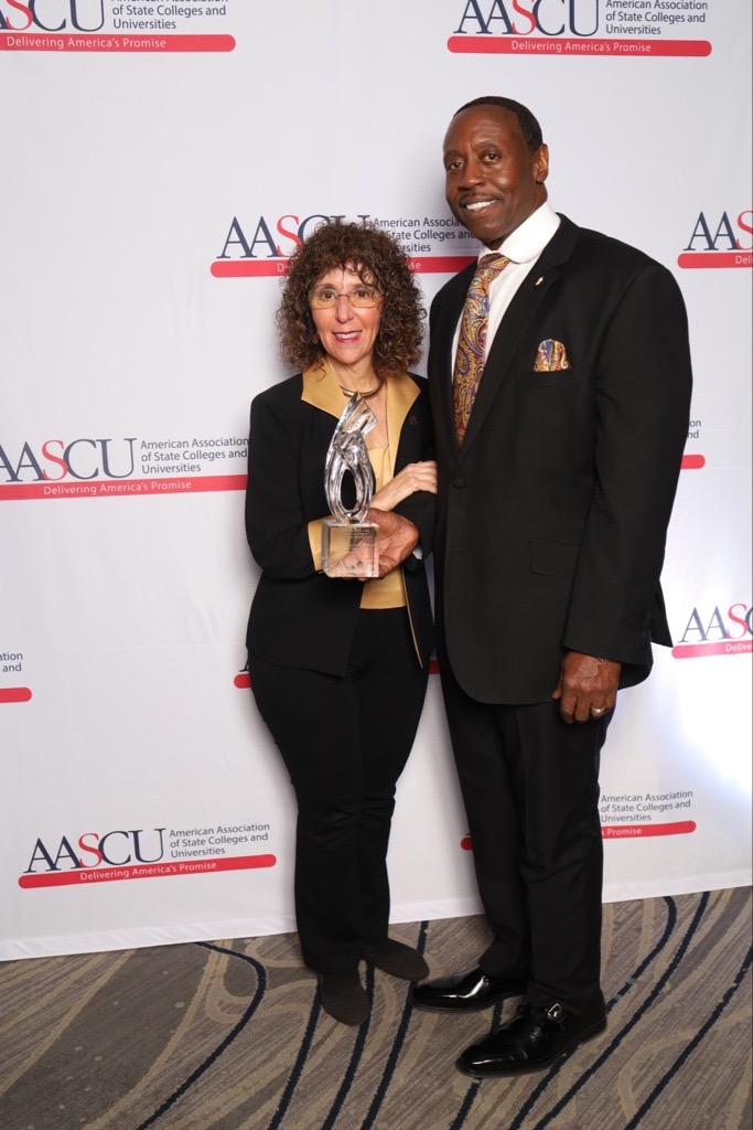 Congratulations again to @oaklandu for winning the 2023 Excellence & Innovation Stewards of Place Award. @OraPescovitz and Glenn McIntosh, senior vice president for student affairs and chief diversity officer, Oakland University (MI), received the award yesterday. #AASCU23