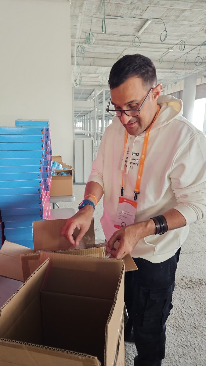 SergioAguinaga6's tweet photo. 💪Ayer comenzamos nuestra colaboración anual ➕bonita y navideña con🎅 @Iberdrola #ComprometidODS 🟢

8⃣ personas cuyo sueño es trabajar en #manipulados o con #juguetes, clasifican y empaquetan los regalos que recibirán los hij@s de trabajadores @iberdrola en #Navidad 🎁 https://t.co/CUshmUZrhI