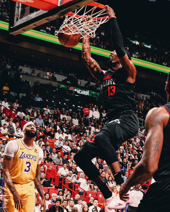 formuladebaska's tweet photo. 1. LAKERS 107 X 108 HEAT

E pra mim, este foi o jogo do dia! E muito por conta das GRANDES atuações individuais dos dois lados.

Adebayo com um 20/20/10 e Austin Reaves com quase um triplo duplo tornaram esse jogaço ainda mais interessante. E olho no AD, que sentiu lesão no jogo. https://t.co/RWhXn7sKRC