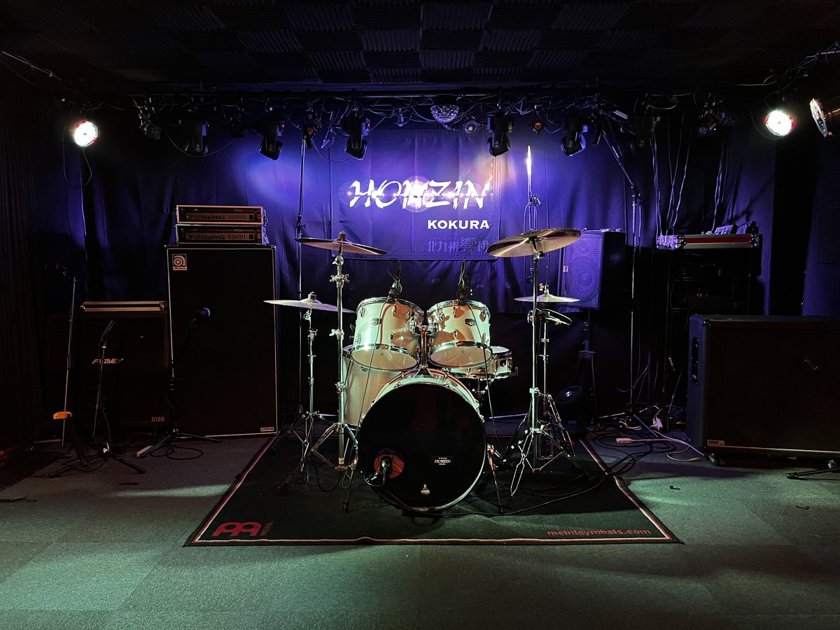 LiveBarHONJIN's tweet photo. 本陣の新しいロゴをフィーチャーしたフラッグが完成！
今回も@TrustBackDrop さんに制作していただきました。
新たな見守り役、ぜひご来場の際にはお目にとめてくださいませ♪ https://t.co/vlcwgLEIJr