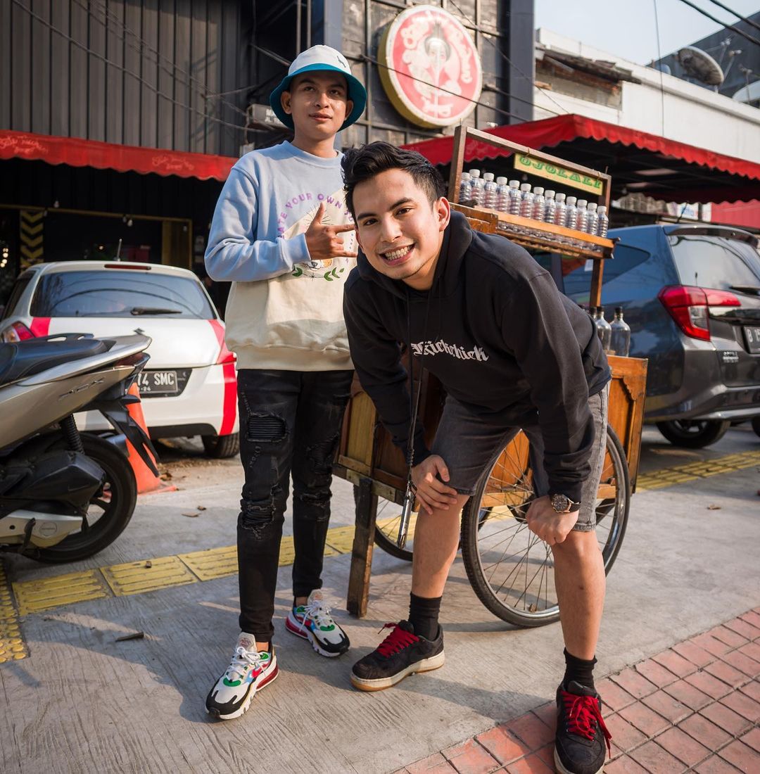 Dulu liatnya ganteng + keren, beranjak dewasa diliat-liat beliau ini mirip Okin.