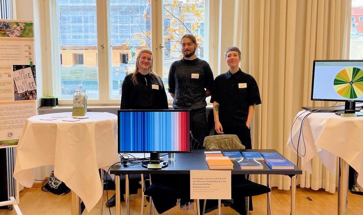 Deutsches Referenzzentrum für Ethik i. d. Biowiss. (@drze_bonn) on Twitter photo Today the Academies' Day 2023 takes place in Berlin, and we are attending with a booth on the project street!
We warmly invite you to join us for a discussion about #SocialResponsibility and #ClimateJustice in the #Anthropocene.
➡️ akademienunion.de/akademientag/a…
#Akademientag2023 Today the Academies' Day 2023 takes place in Berlin, and we are attending with a booth on the project street!
We warmly invite you to join us for a discussion about #SocialResponsibility and #ClimateJustice in the #Anthropocene.
➡️ akademienunion.de/akademientag/a…
#Akademientag2023
