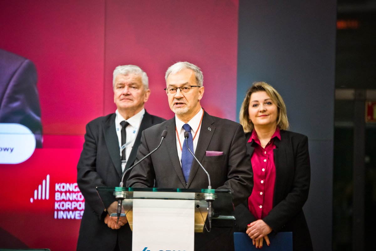 BankPekaoSA's tweet photo. . @JerzyKwiecinski wspólnie z Izabelą Olszewską @GPW_WSExchange i Leszkiem Pawłowiczem @EFCongres zainaugurowali dzisiaj 9. edycję Kongresu Bankowości Korporacyjnej i Inwestycyjnej. 
#Pekao jest współorganizatorem #KBKiI. https://t.co/dCKILokDQB
