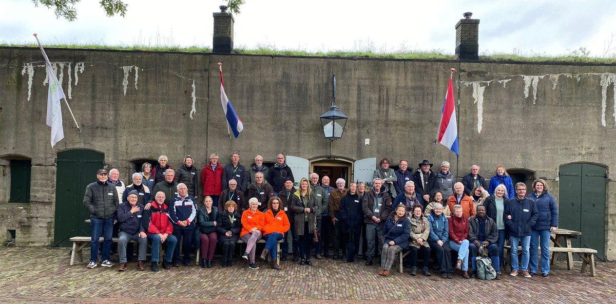 Om de vrijwilligers in de Hollandse Waterlinies te bedanken, organiseert Stichting Liniebreed Ondernemen in opdracht van de Siteholder Hollandse Waterlinies 7 vrijwilligersbijeenkomsten. 6 november werden de eerste 50 vrijwilligers in het zonnetje gezet: forten.nl/vrijwilligers-…