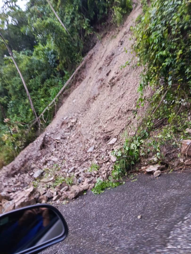 amigodtransito's tweet photo. #7Nov Deslizamiento de tierra obstaculiza la via en Parque Caiza https://t.co/D9YO6DAEG7