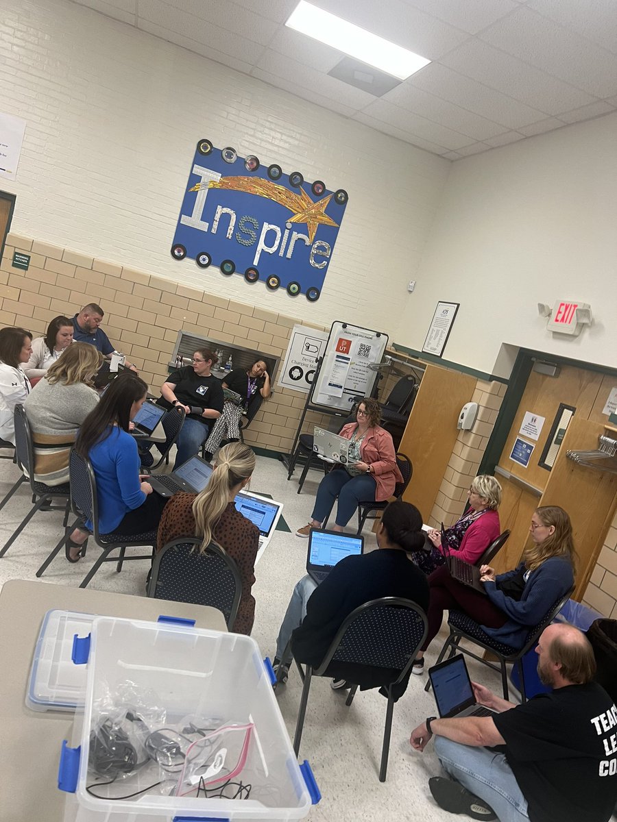 _swelks's tweet photo. Cohort 7 is engaging in a Blended Models jigsaw activity this morning with @Catlin_Tucker! #FCPSVanguard 🧩 https://t.co/uSktoLFKUv
