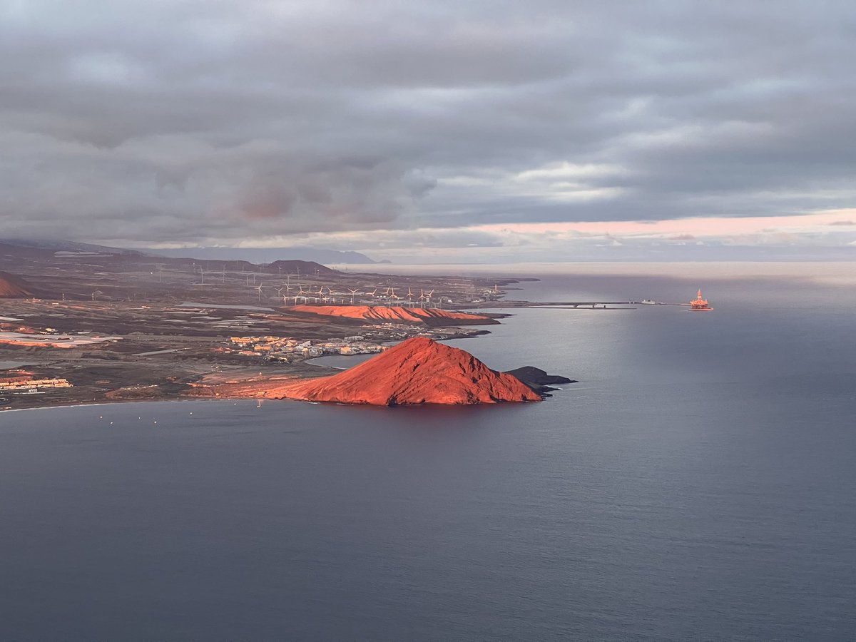 Just a quick reminder why Montaña Roja is called as it is called… 😁 🌅 (The red mountain…) #tenerife #montañaroja #sunset