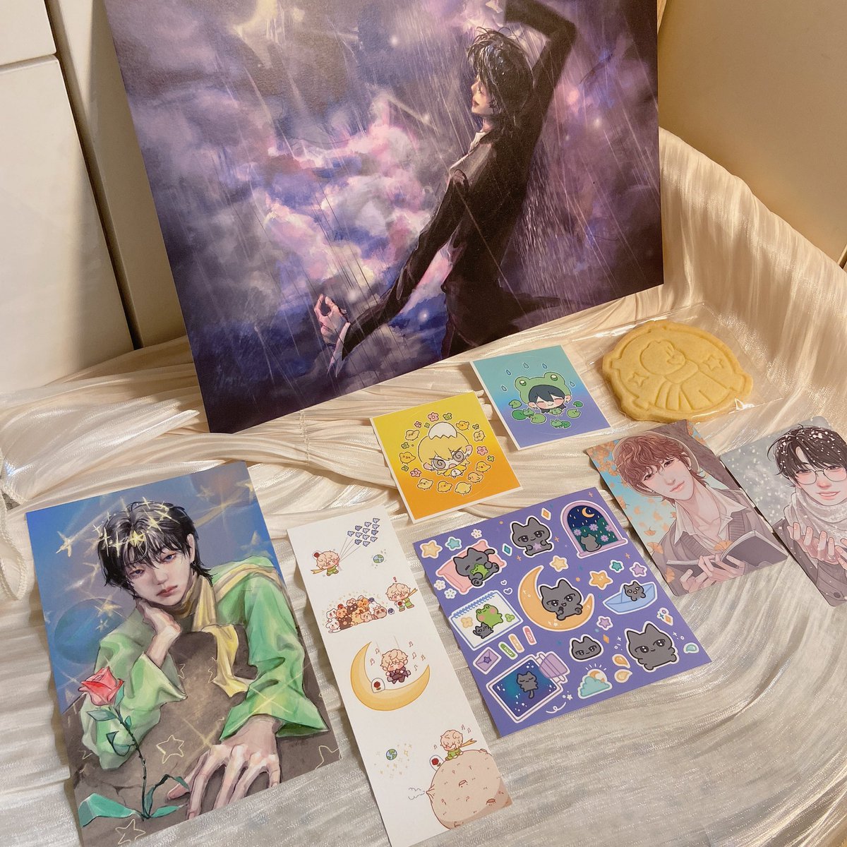 ☘️은하수연

외부에 꽃이 먼저 반겨주는 곳이었습니다 컨셉이 어린왕자와 밤과 비라니 중간중간 포스터 보고 감동이 심했습니다🥹
밖에 망원경과 내부에 별모양 조명들도 너무 잘어울리고 비가오는 날도 있어 카페에 많은 의미가 담겼어요

#비처럼_쏟아지는_별과_명호와
#환_명호왕자님_지구방문_영