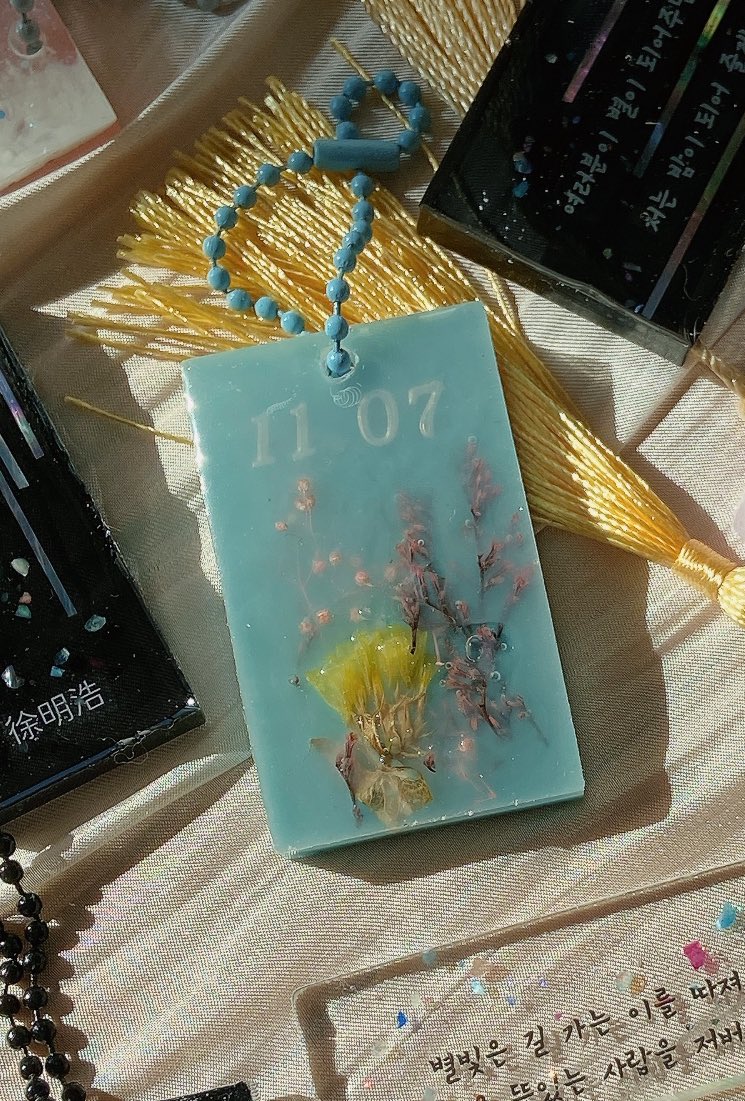 ☘️마름달이레

중간에 일정이 꼬여서 못갈뻔 하다가 마지막으로 후다닥 다녀왔습니다 들어가자마자 아 짧게라도 오길 잘했다 싶었어요 명호의
녹음이 분명 그곳에 있었습니다

전달 드려야 할 선물이 있는데 계시지 않아 사장님께 대신 전달 드렸어요! 감사합니다

#녹음이_우거진_겨울의_큰나무