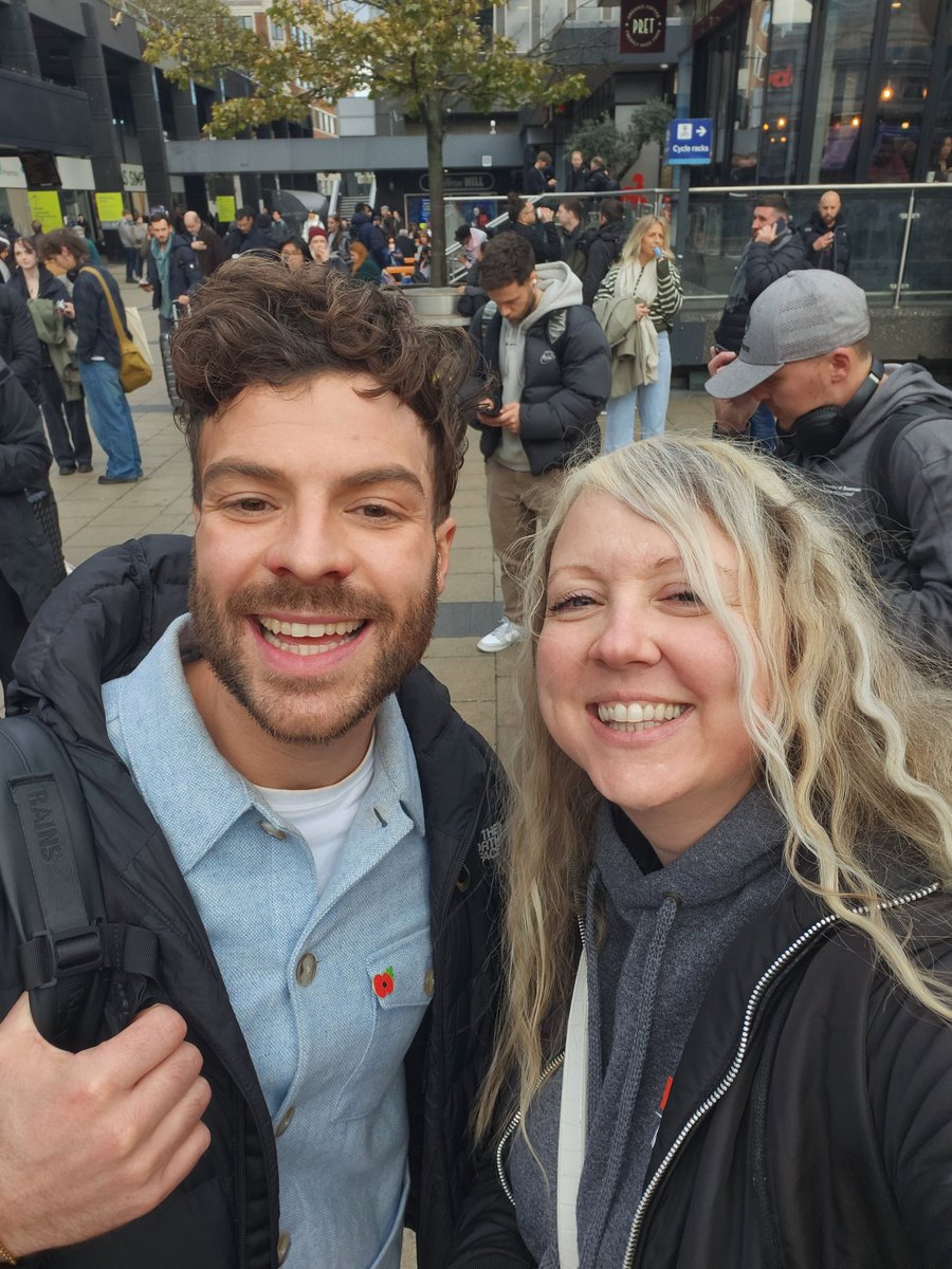 0052MEL's tweet photo. When going to #London for work and you bump in to @jordannorth1 very nice guy! https://t.co/ybF2cKdBW9