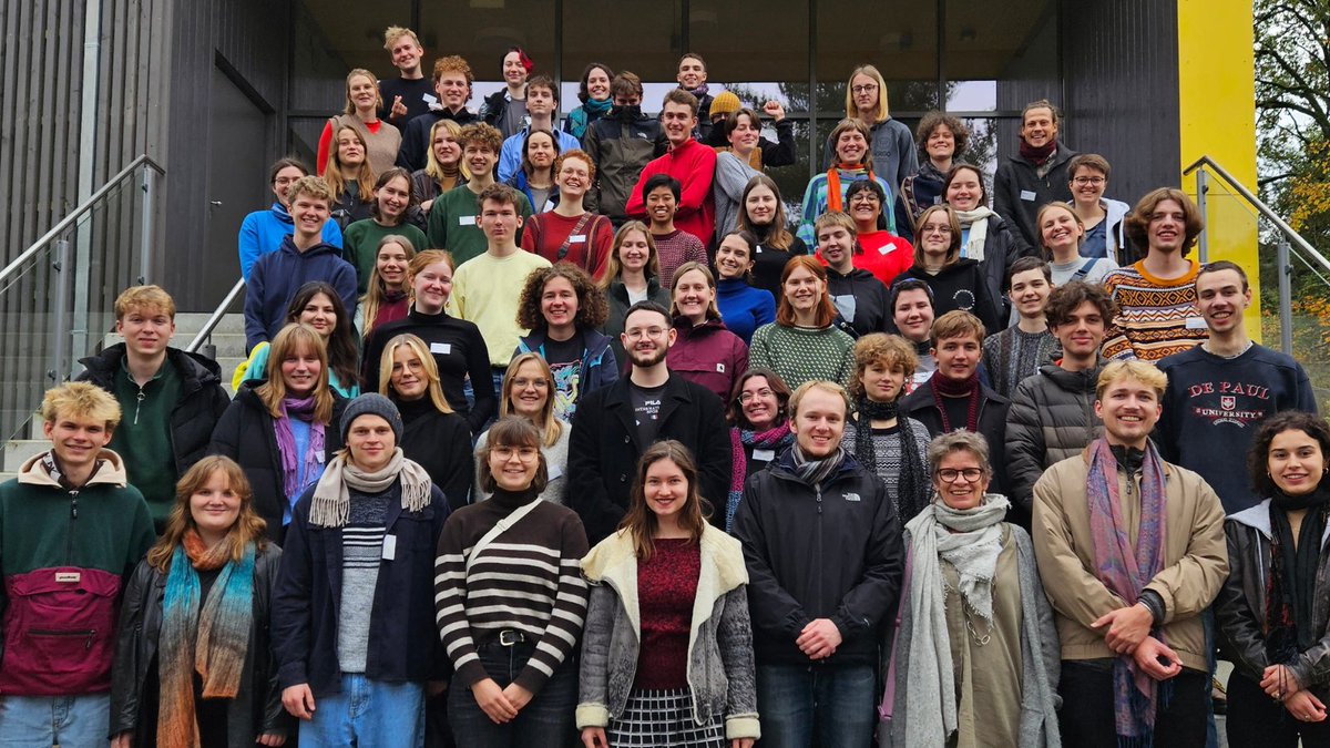 asf_ev's tweet photo. Ein Jahr #mitASF bringt viele #Erfahrungen mit sich. Darüber tauschten sich 60 ehemalige Freiwillige beim Rückkehrseminar aus. In Gesprächen & Workshops reflektierten sie den #Freiwilligendienst und diskutierten ihr weiteres Engagement. Spannend? Dann #jetztbewerben für 2024/25! https://t.co/kNefpNvKkk