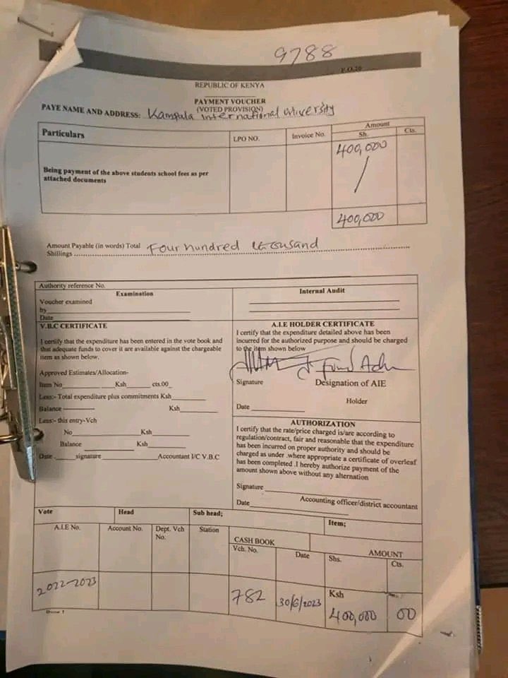 Honeyfarsafi's tweet photo. Mandera Governor grants bursary worth 400k to his kin who's studying is a Ugandan University https://t.co/w5si2xZa7R