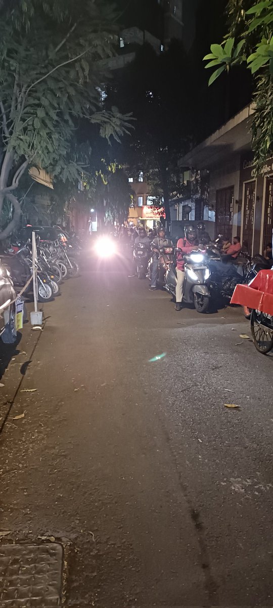 ChitreSiddharth's tweet photo. @MTPHereToHelp @CPMumbaiPolice Ambulance stuck for Symbiosis Hospital Dadar West. Whole lane is packed with wrong parking, who's fault will be the patient losing life? Doctor? Wrong parking people? Or Traffic Police ?@abpmajhatv @RoadsOfMumbai https://t.co/9Z44Hg1K89