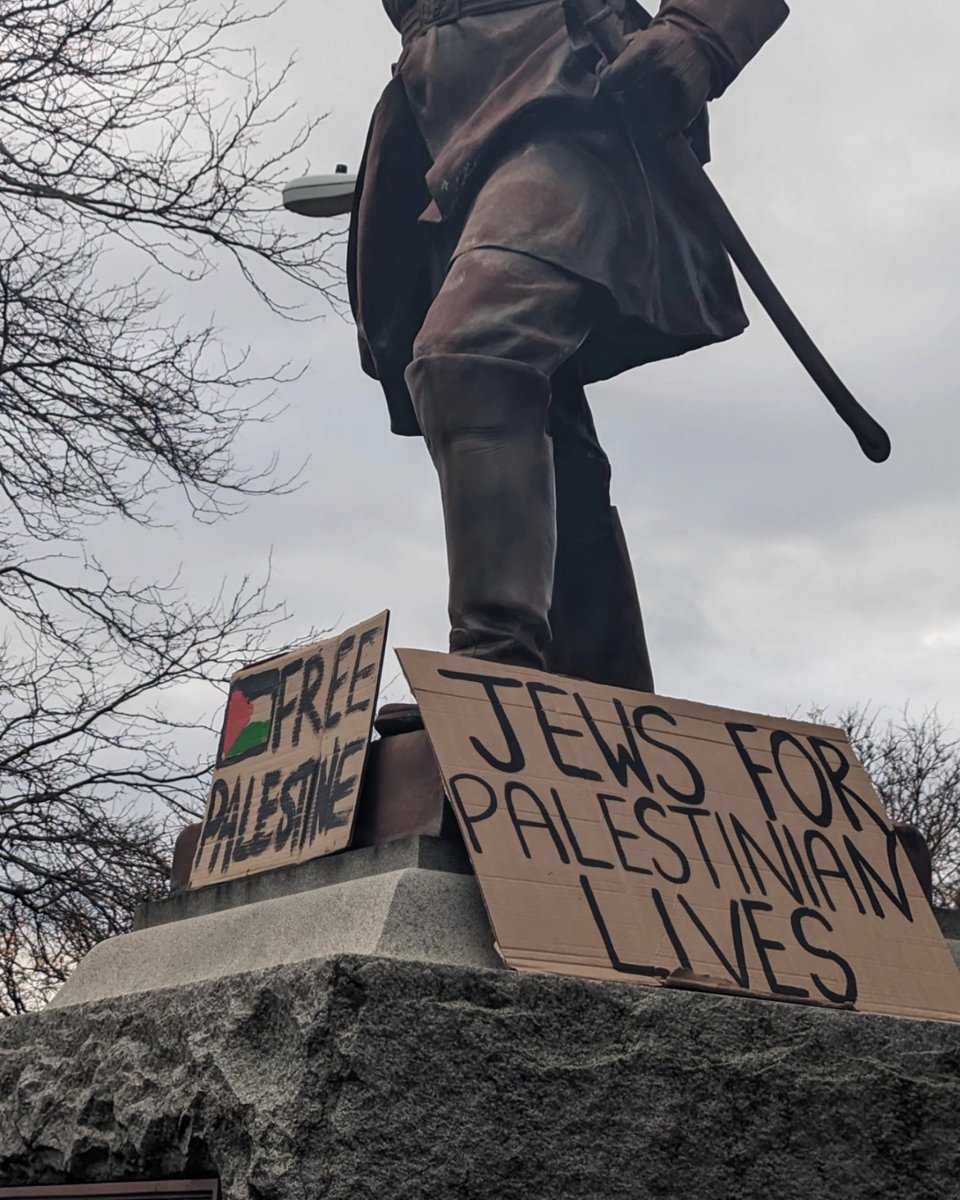 Shingaibelike's tweet photo. Started a reading group on Palestine, every Friday at 4pm EST until there is a ceasefire, we read Palestinian words, listen to their experiences &amp; we do not stop marching, writing, boycotting, and demanding their liberation while we grieve over 10,000 lost💔
#untilweareallfree https://t.co/9K1qDKZP8V