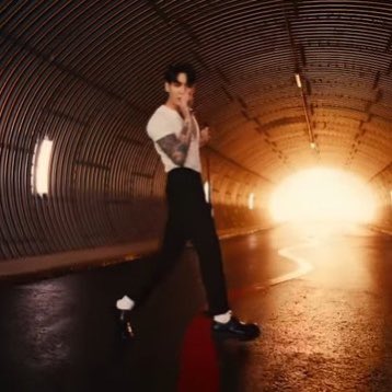 callmebyyourjin's tweet image. IK Y’ALL SEE THE ICONIC WHITE SOCKS BLACK SHOES COMBO BTCHS??@:$