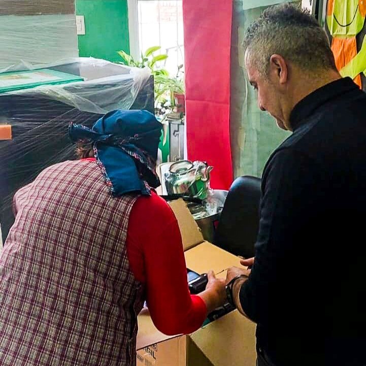 mineducacionqn's tweet photo. #EscuelasRurales
En la Escuela Primaria Nº288 del Paraje de Santo Domingo y Nº8 de Ramón Castro se entregó nuevo #EquipamientoEscolar, que incluye pizarras para las aulas, mobiliario y utensilios de cocina
#MinisterioGobiernoEducación
#CPE https://t.co/K06mwjVq2v