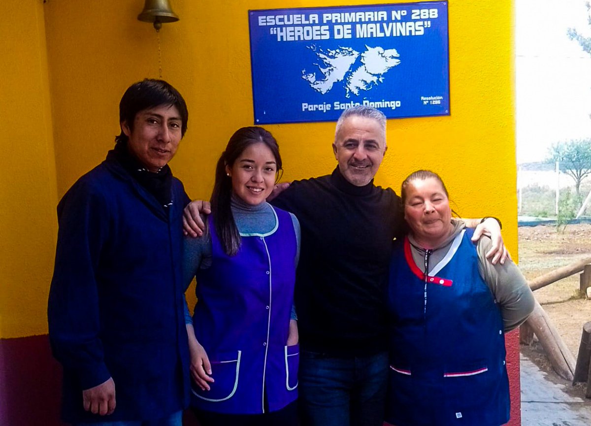 mineducacionqn's tweet photo. #EscuelasRurales
En la Escuela Primaria Nº288 del Paraje de Santo Domingo y Nº8 de Ramón Castro se entregó nuevo #EquipamientoEscolar, que incluye pizarras para las aulas, mobiliario y utensilios de cocina
#MinisterioGobiernoEducación
#CPE https://t.co/K06mwjVq2v