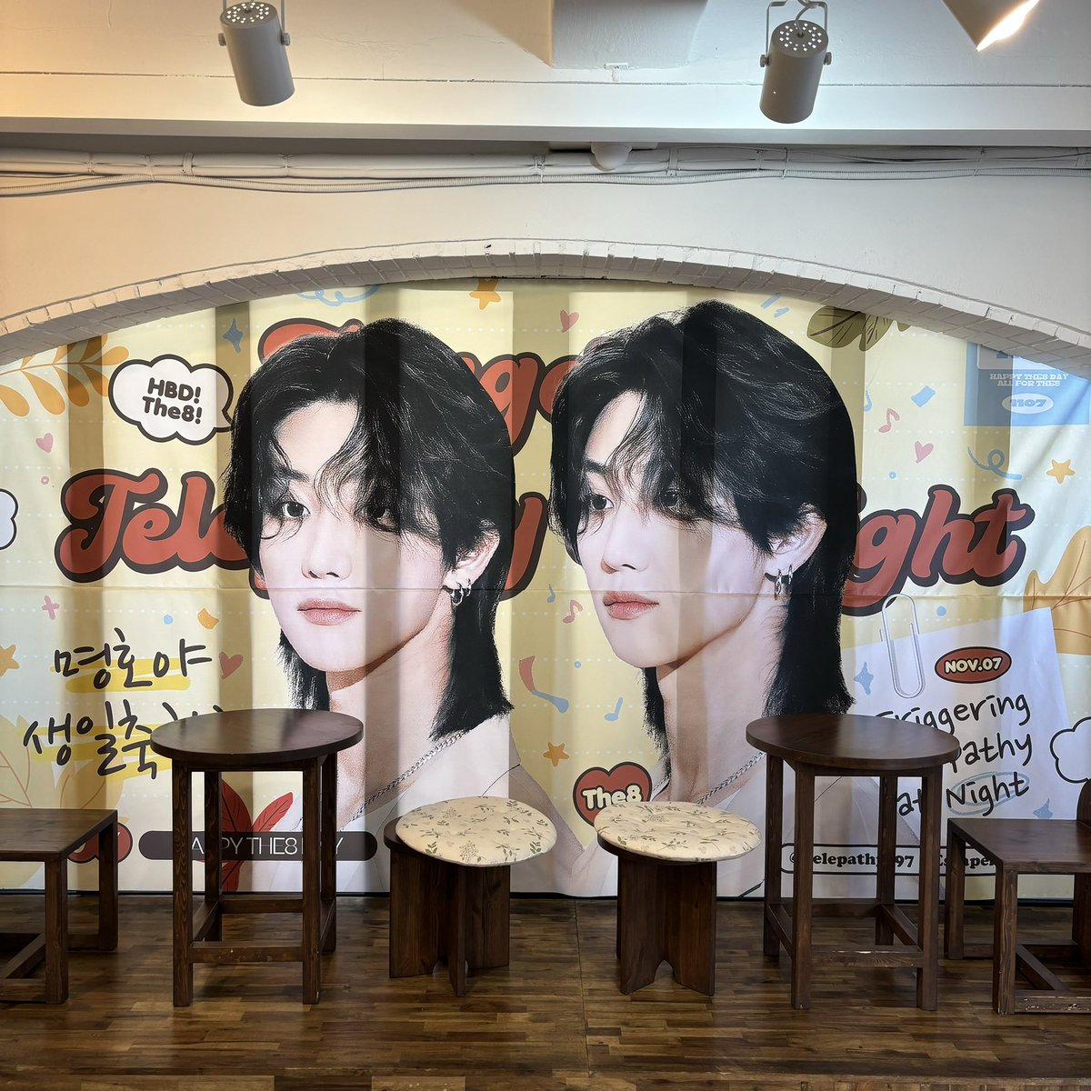 zinghao8's tweet photo. 💚 Triggering Telepathy at Night
매장 앞, 옆에 큰 현수막덕분에 와 저기다 ! 하고 
냉큼 들어간 곳〰️ 
역시나 팔프라면 모를수없는 사진들이 많았고
귀여운 소품들로 아기자기하게 예뻤던,,

#TriggeringTelepathyatNight
#밤에_THE8_심전감응 https://t.co/575yBGA6vj
