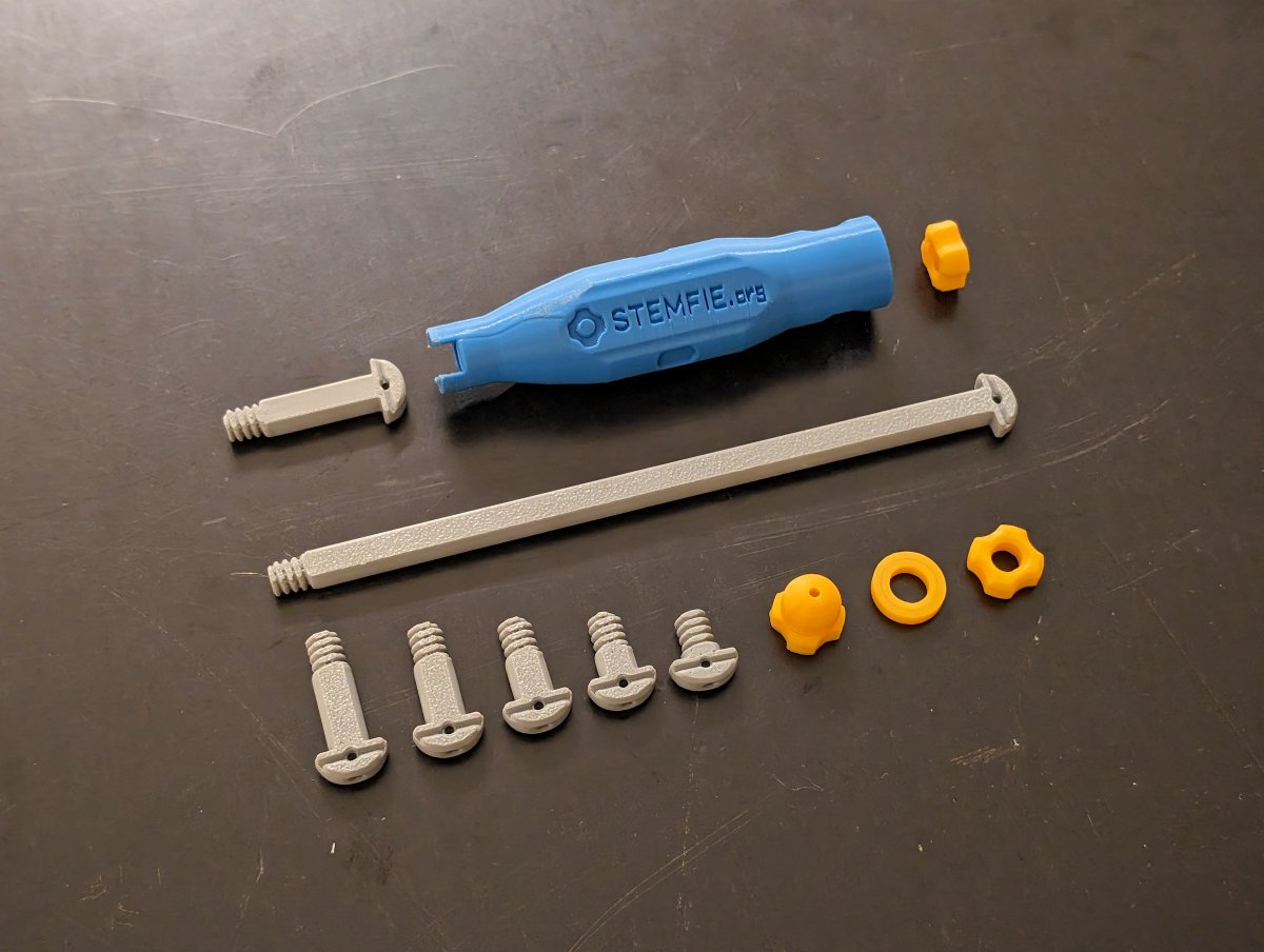 Stemfie3D's tweet photo. The #Stemfie3D shoulder screws have joined the fully-threaded screws and measure 5 mm thick. 

The #3MF and #stpZ files are available from the link below.
https://t.co/IBrIGU6WTz

#MadeWithFreeCAD #STEMFIE #STEMeducation #FC3D #OpenSource #EducationalToys #Blocks #3Dprinting https://t.co/aAtI0TOfEX