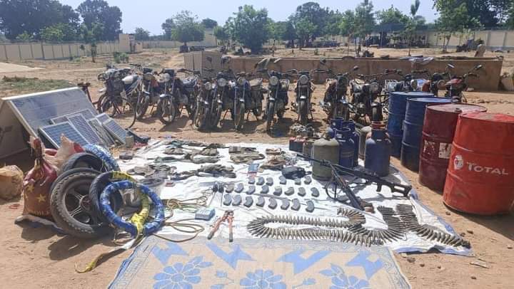 burkina24's tweet photo. 🔴#BurkinaFaso Plusieurs terroristes neutralisés et du matériel récupéré dans des assauts de l'armée  

Les Forces combattantes ont neutralisé plusieurs terroristes et récupéré du matériel de guerre, dans des opérations au Sahel,...

👉🏿https://t.co/QONopPvwSO. https://t.co/KhV9elH1nk