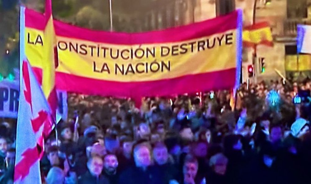 Esto no va de la amnistía. Ni es solo un ataque al @PSOE y a @sanchezcastejon, es un ataque a la democracia. Quienes insultan y gritan lo están haciendo en nombre de la Constitución contra la Constitución. Feijóo y el PP no pueden mirar para otro lado. Deben condenarlo.