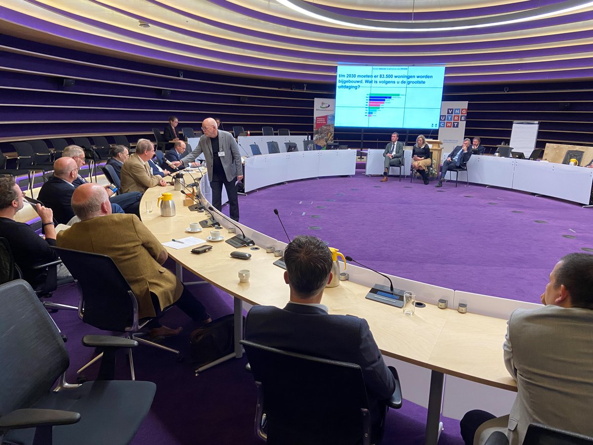 Interessante bijeenkomst Mobiliteit, Bouwen, Wonen van <a href="/vngutrecht/">VNG Utrecht</a> en @BNLrsnoord. Dagvoorzitter <a href="/TheoDohle/">Theo Dohle</a> in gesprek met <a href="/BNLvoorzitter/">Arno Visser</a> <a href="/RobvanMuilekom/">Rob van Muilekom</a> <a href="/ProvUtrecht/">Provincie Utrecht</a>, <a href="/EIBnl/">EIB</a> 
-directeur Taco van Hoek en <a href="/vijselaar_anja/">Anja Vijselaar</a>. Verslag binnenkort op onze site en BNL